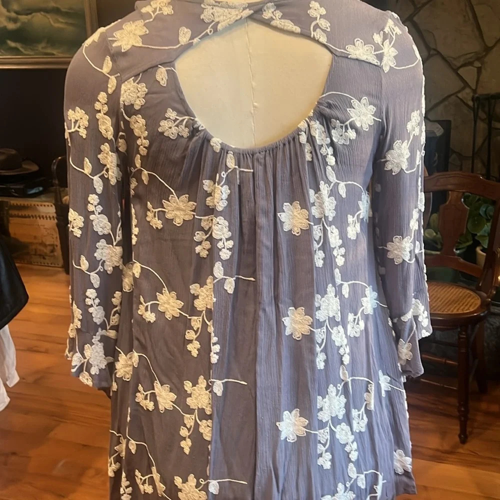 Altar'd State Dress Gray Floral Embroidered Boho Bell Sleeve Womens Size M - Picture 2 of 4